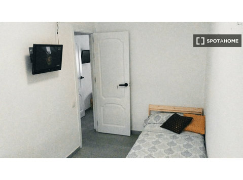Room for rent in 4-bedroom apartment in Sevilla, Sevilla - Izīrē