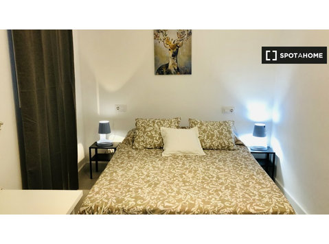 Sevilla'da 4 yatak odalı dairede kiralık oda - Kiralık