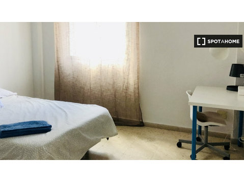 Room for rent in 4-bedroom apartment in Triana, Seville - De inchiriat