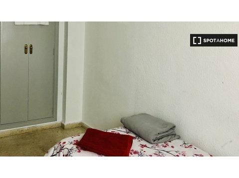 Room for rent in 4-bedroom apartment in Triana, Seville - Vuokralle