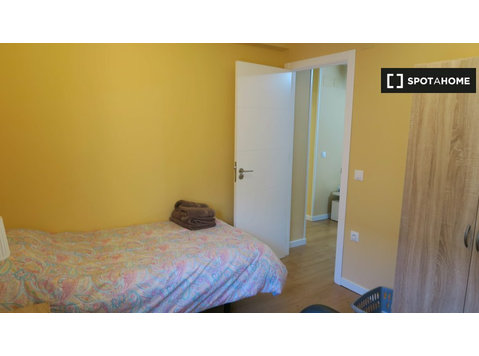 Triana, Sevilla'da 4 yatak odalı dairede kiralık oda - Kiralık