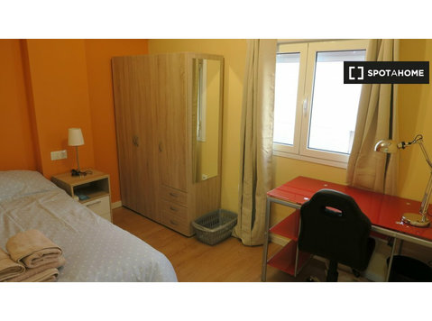 Zimmer zu vermieten in 4-Zimmer-Wohnung in Triana, Sevilla - Zu Vermieten