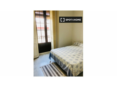 Zimmer zu vermieten in 5-Zimmer-Wohnung in Centro, Sevilla - Zu Vermieten
