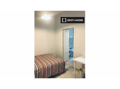 Room for rent in 5-bedroom apartment in Centro, Seville - الإيجار