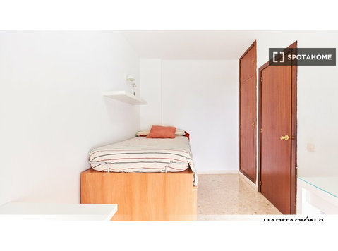 Room for rent in 5-bedroom apartment in Seville, Seville - Aluguel