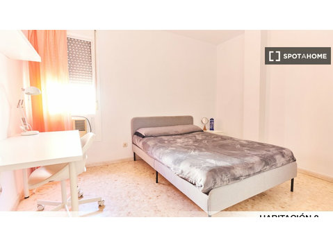 Se alquila habitación en piso de 5 habitaciones en Sevilla,… - Alquiler