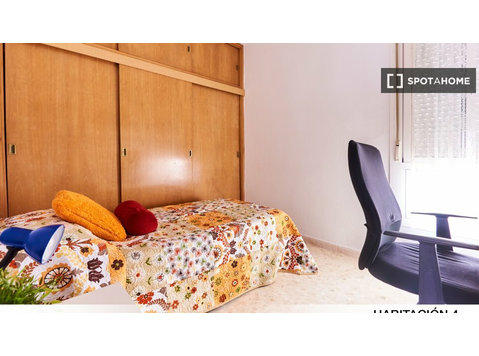 Room for rent in 5-bedroom apartment in Seville, Seville - For Rent