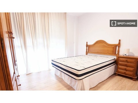 Room for rent in 5-bedroom apartment in Seville - Aluguel