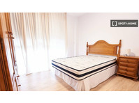 Se alquila habitación en piso de 5 habitaciones en Sevilla - Alquiler