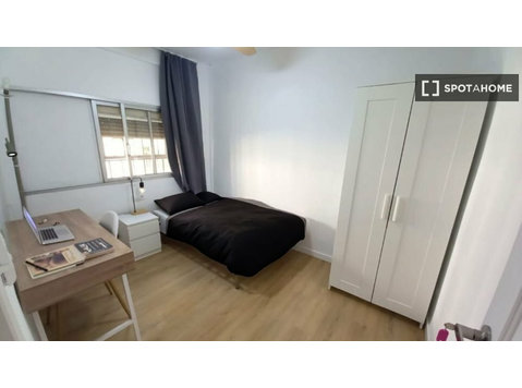 Sevilla'da 6 yatak odalı dairede kiralık oda - Kiralık