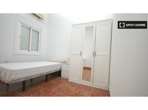 Se alquila habitación en piso de 6 habitaciones en Sevilla - Alquiler