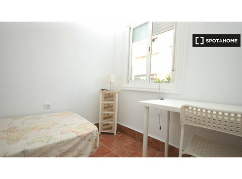 Room for rent in 6-bedroom apartment in Seville - Til leje