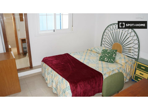 Room for rent in a beautiful shared house in Sevilla - For Rent