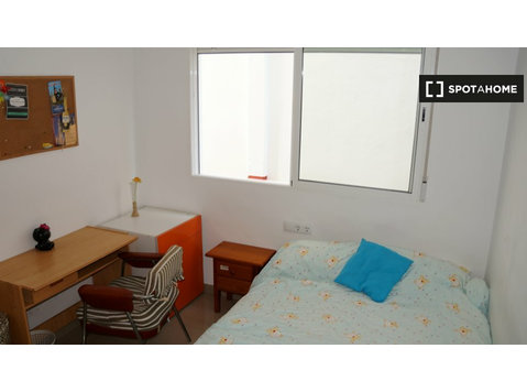 Room for rent in a beautiful shared house in Sevilla - Te Huur