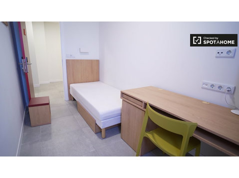Room in 2 bedroom apartment in Cartuja- Half board included - Izīrē