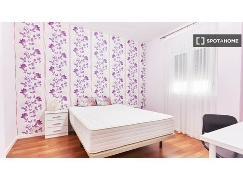 Stanza in appartamento con 4 camere da letto a Los Remedios… - In Affitto