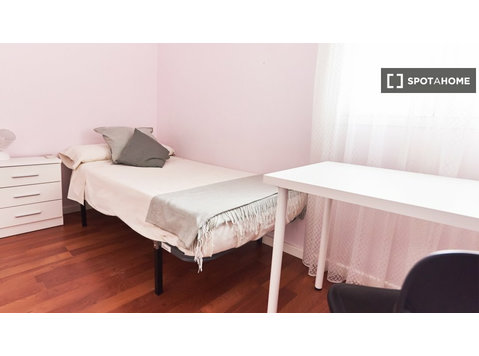 Room in 4 bedroom apartment in  Los Remedios - Students Only - De inchiriat