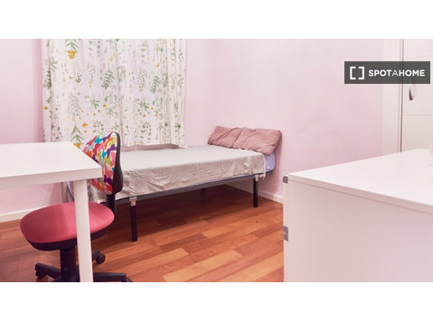 Stanza in appartamento con 4 camere da letto a Los Remedios… - In Affitto