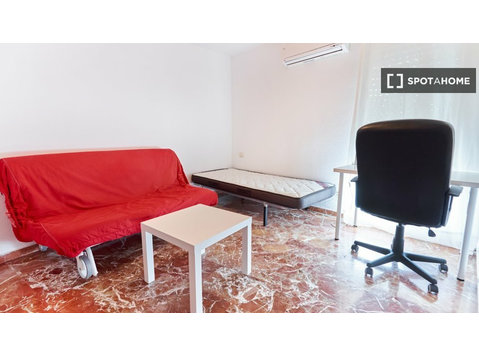 Camera in appartamento con 4 camere da letto a Nervión,… - In Affitto