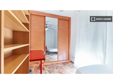 Room in 4 bedroom apartment in  Nervión, Sevilla - Под Кирија