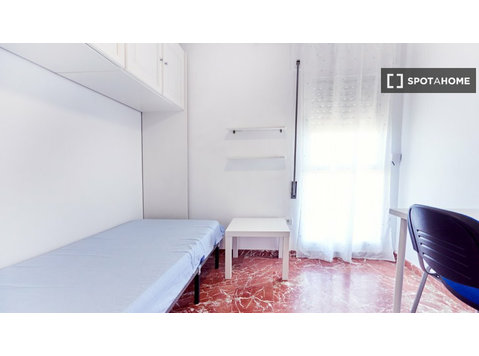 Chambre dans un appartement de 4 chambres à Nervión, Sevilla - À louer