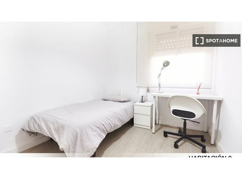 Room in 4 bedroom apartment in Porvenir, Sevilla - For Rent