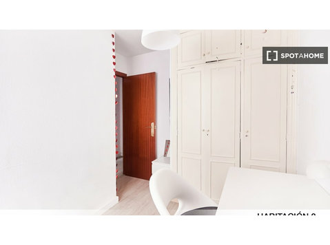 Room in 4 bedroom apartment in Porvenir, Sevilla - Te Huur