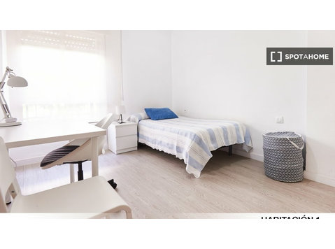 Room in 4 bedroom apartment in Porvenir, Sevilla - 空室あり