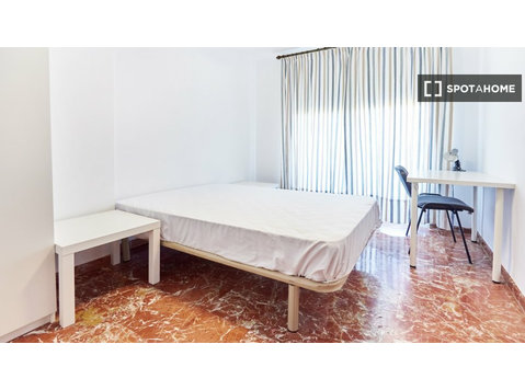 Room in 4 bedroom apartment in Sevilla - For Rent
