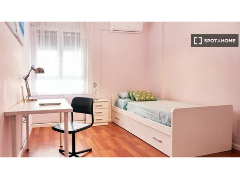 Room in 4 bedroom apartment in Sevilla - Na prenájom