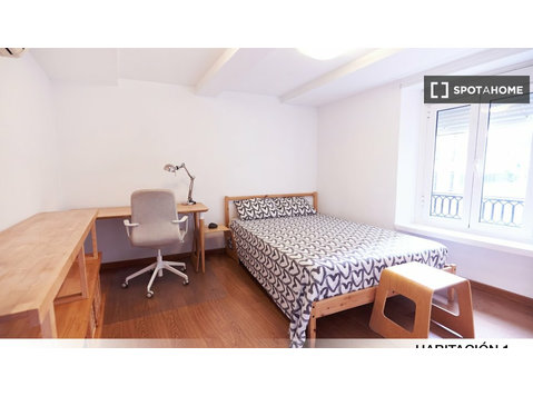 Room in Renovated 2 bedroom apartment in Seville - De inchiriat