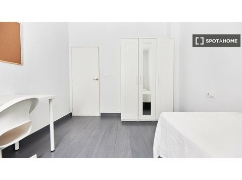 Chambre dans un appartement partagé à Bami Sevilla - À louer