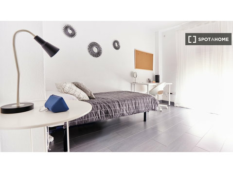 Room in shared apartment in Bami Sevilla - Til Leie