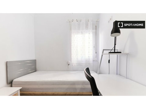 Room in shared apartment in Nervion, Sevilla - เพื่อให้เช่า