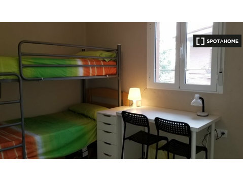 Room in shared apartment in Sevilla - השכרה