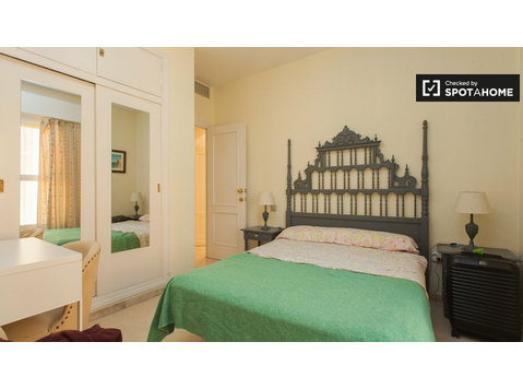 Quarto com casa de banho privativa em apartamento com 3… - Aluguel