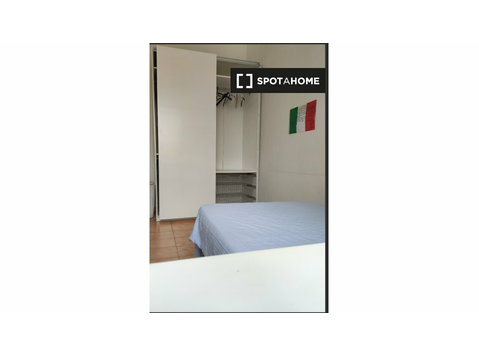 Pokoje do wynajęcia w mieszkaniu z 3 sypialniami w Sewilli - Do wynajęcia