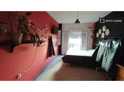 Rooms for rent in 5-bedroom apartment in La Rosaleda,Sevilla - For Rent