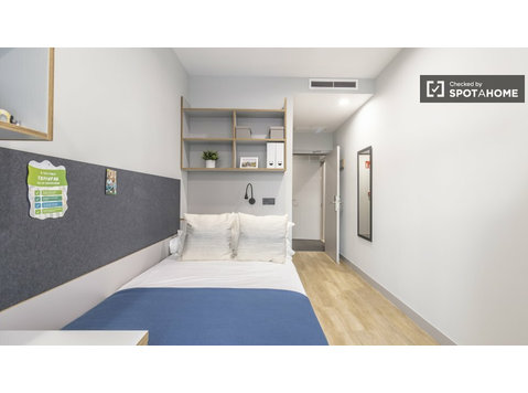 Stanze in affitto in Appartamento con 6 camere da letto a… - In Affitto