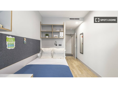 Zimmer zu vermieten in Coliving mit 6 Schlafzimmern in… - Zu Vermieten