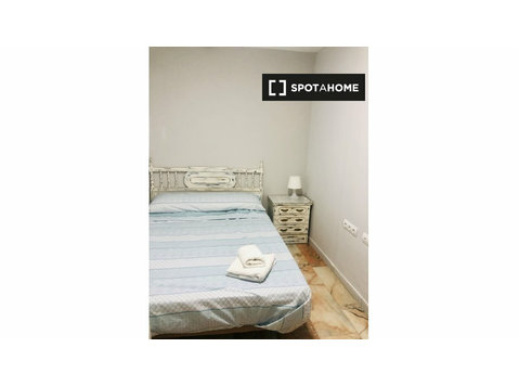 Rooms in shared apartment in El Porvenir, Seville - Aluguel