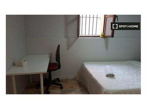 Rooms in shared apartment in El Porvenir, Seville - Аренда