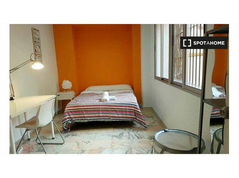 Rooms in shared apartment in El Porvenir, Seville - K pronájmu