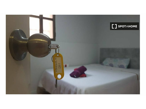 Rooms in shared apartment in El Porvenir, Seville - За издавање