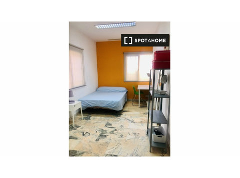 Rooms in shared apartment in El Porvenir, Seville - Izīrē