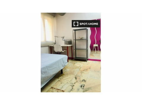 Rooms in shared apartment in El Porvenir, Seville - De inchiriat