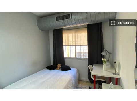 Chambres dans un appartement partagé à El Porvenir, Séville - À louer