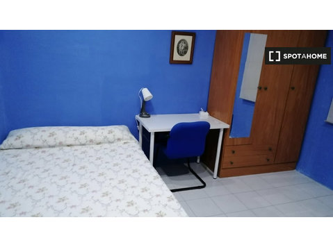 Self-contained rooms to rent in Caravaca de la Cruz, Seville - השכרה