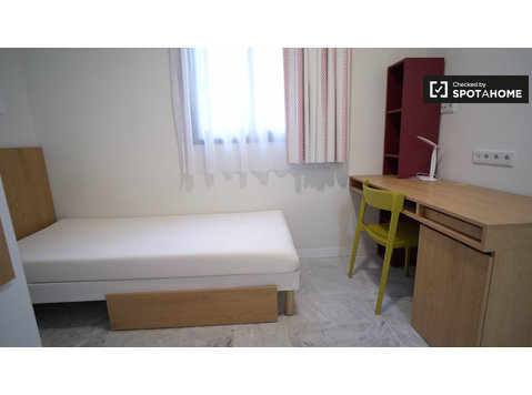 Single Room Cartuja - Half board included - For Rent