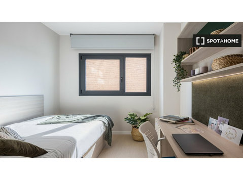 Single Room with private bathroom in a Coliving in Sevilla - השכרה